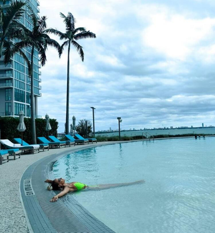 Didem Soydan Miami'den Paylaştığı Havuz Pozlarıyla Düşman Çatlattı - Resim: 2
