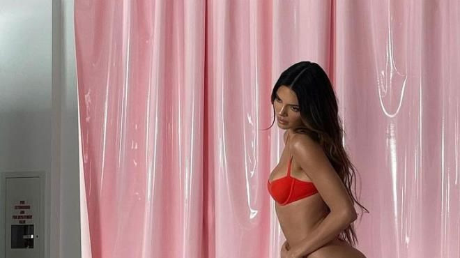 Kendall Jenner İç Çamaşırları ile Ablasının Reklamını Yaptı - Resim: 3