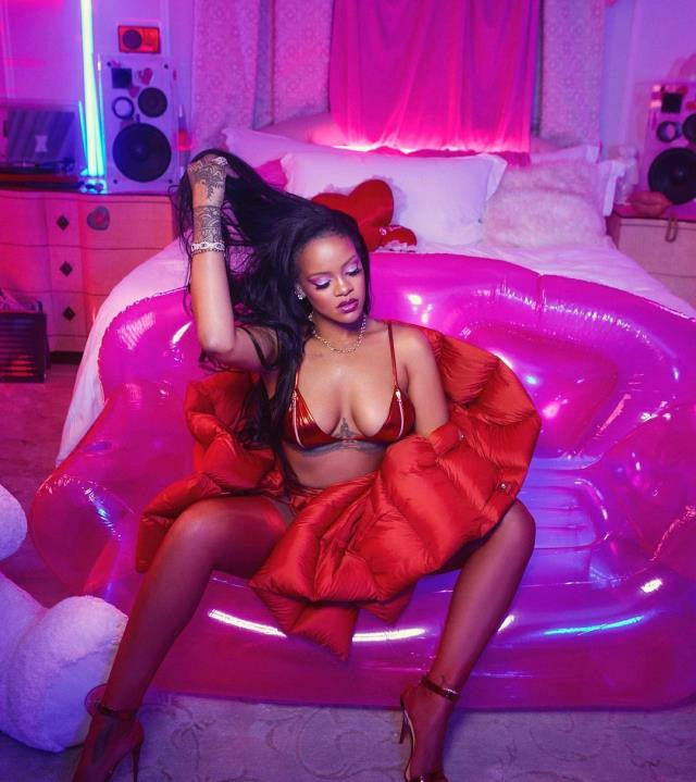 Rihanna'dan Üstsüz Pozlar: Bu Gece İç Çamaşırı Giymeyeceksin.. - Resim: 2