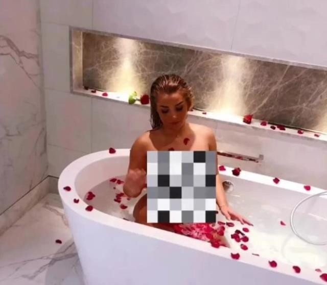 Futbolcu Madelene Wright, Sevgililer Günü İçin Banyoda Çıplak Poz Verdi - Resim: 3