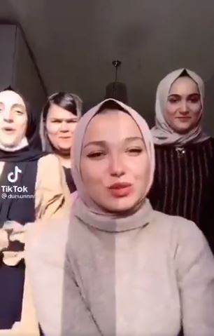 Tiktok'ta İtiraf:Kuyumcu Babam Okula Ücretsiz Kaydolmam İçin Terlikle Geldi - Resim: 1