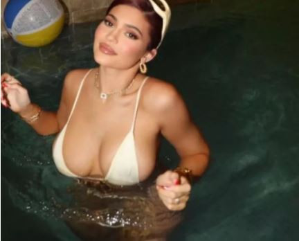 Kylie Jenner İç Çamaşırlı Pozlarıyla Yeni Güneş Yağlarını Tanıttı - Resim: 1