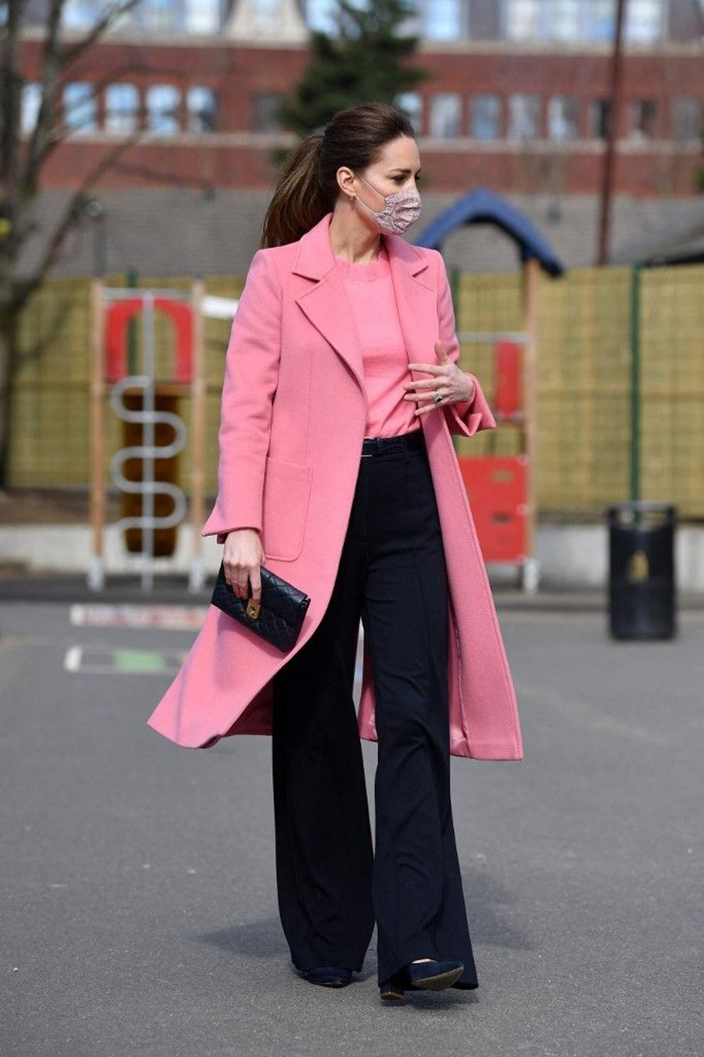 Cambridge Düşesi Kate Middleton Şeker Pembe Kabanı İle Mesaj Mı Veriyor - Resim: 3