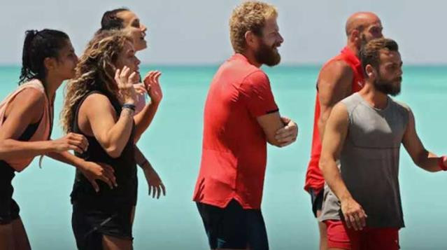 Survivor Adasında Tuvalet Ödülü İçin Kıran Kırana Yarıştılar - Resim: 2