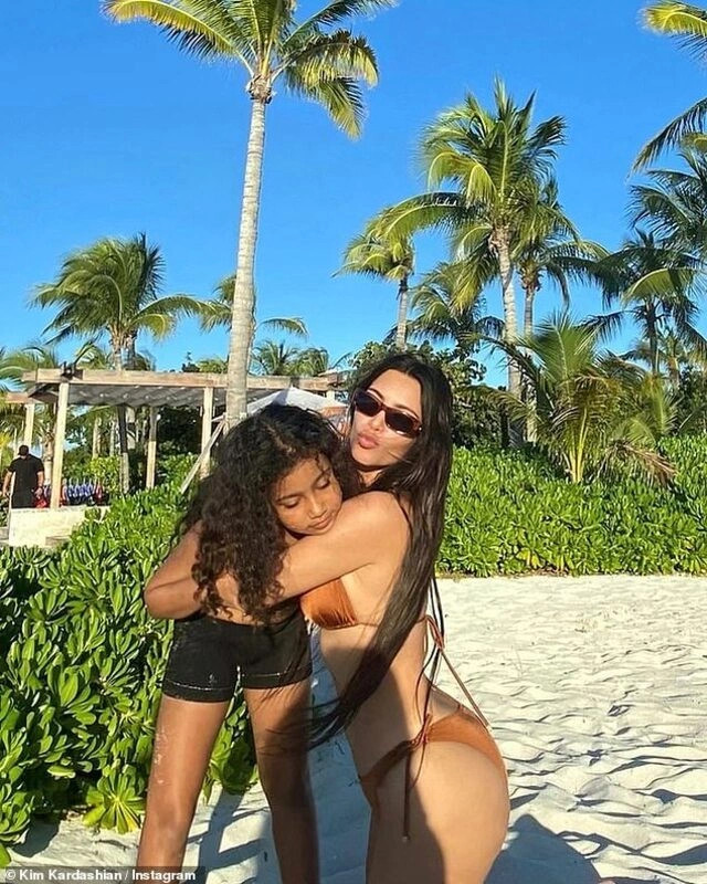 Kim Kardashian'dan Boşanma Öncesi Bikini Show - Resim: 3