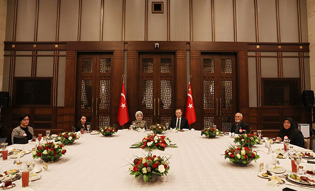 Erdoğan Toplu İftar Yasağını Duyurmasının Ardından Toplu İftara Gitti - Resim: 1