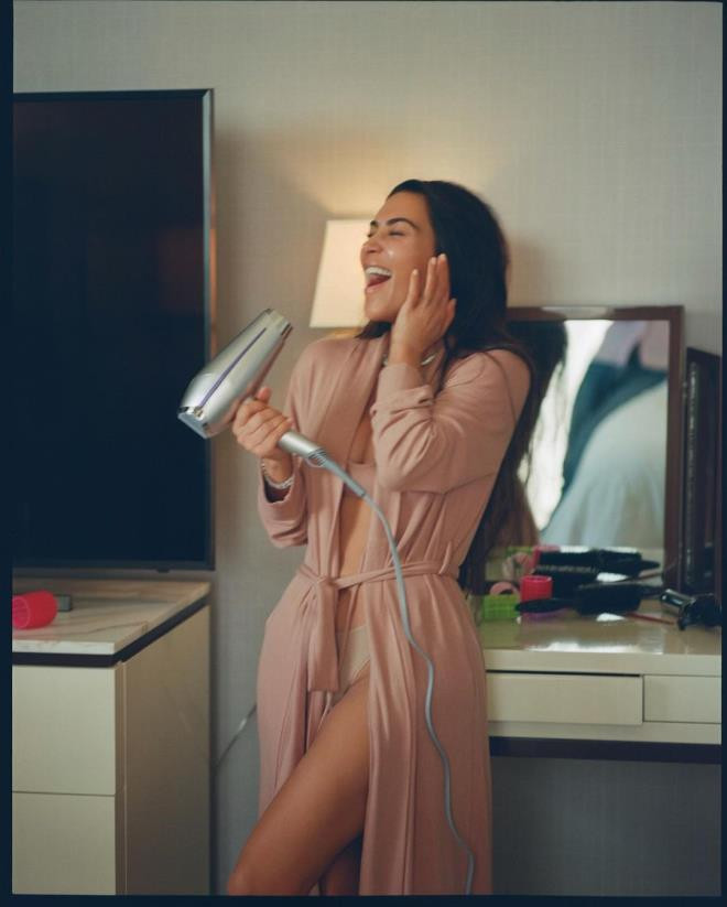 Aşk İddiaları Umurunda Değil! Kardashian'ın Bornozlu Pozları Ortalığı Yıktı - Resim: 3