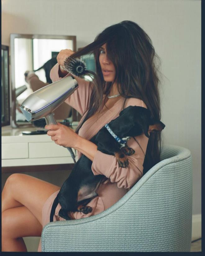 Aşk İddiaları Umurunda Değil! Kardashian'ın Bornozlu Pozları Ortalığı Yıktı - Resim: 4