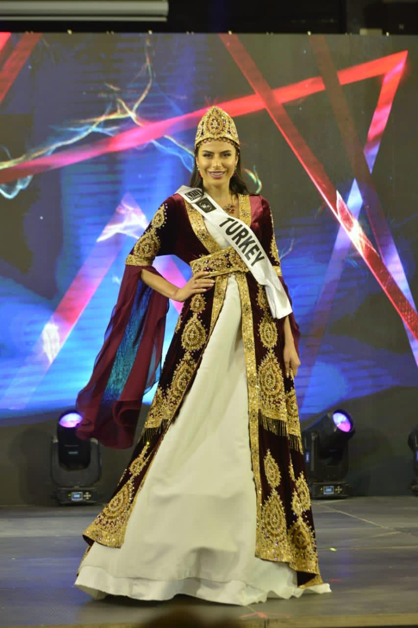 Türk Güzeli Duygu Çakmak Miss Europe 2021'de Taç Taktı - Resim: 4