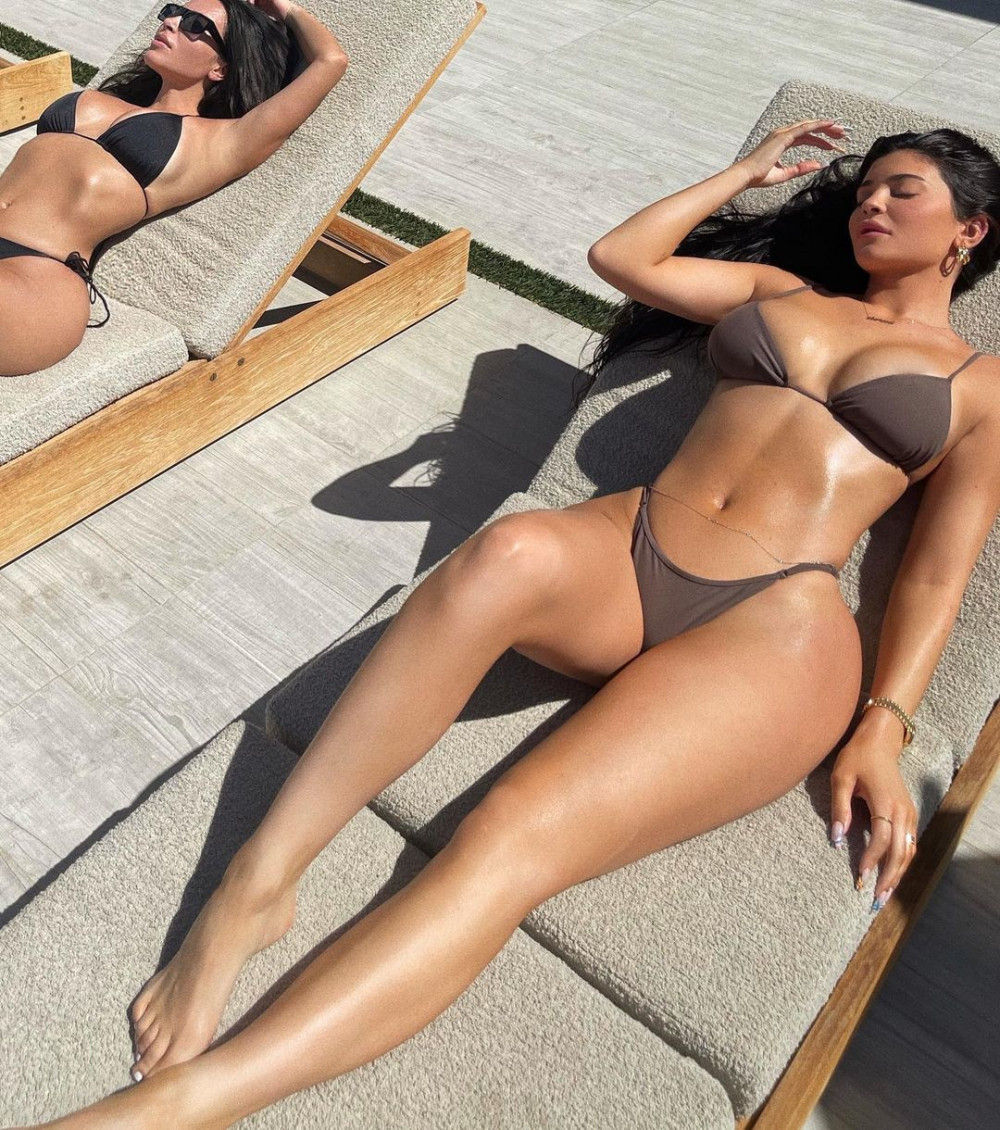 Kim Kardashian ve Kylie Jenner'dan Olay Tatil Pozları - Resim: 3