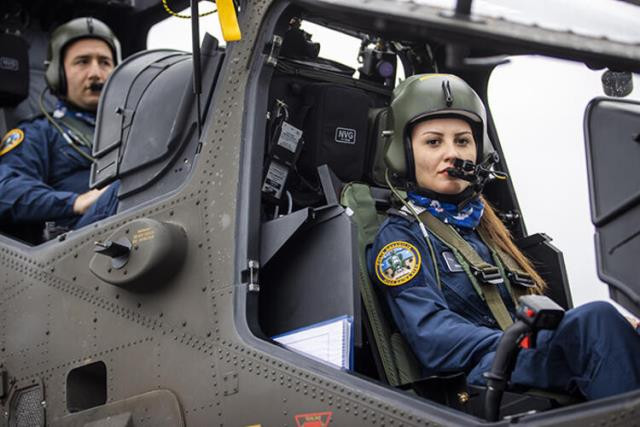Türkiye'nin İlk Kadın Taarruz Helikopter Pilotu Özge Karabulut Tarihe Geçti - Resim: 1