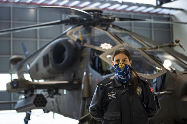 Türkiye'nin İlk Kadın Taarruz Helikopter Pilotu Özge Karabulut Tarihe Geçti - Resim: 2