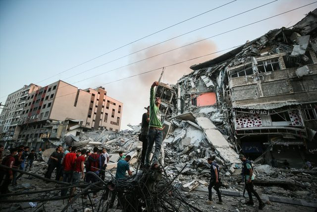 İsrail'den Gazze'ye Saldırılar Devam Ediyor! 14 Katlı Bina Yıkıldı - Resim: 1