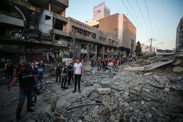 İsrail'den Gazze'ye Saldırılar Devam Ediyor! 14 Katlı Bina Yıkıldı - Resim: 4
