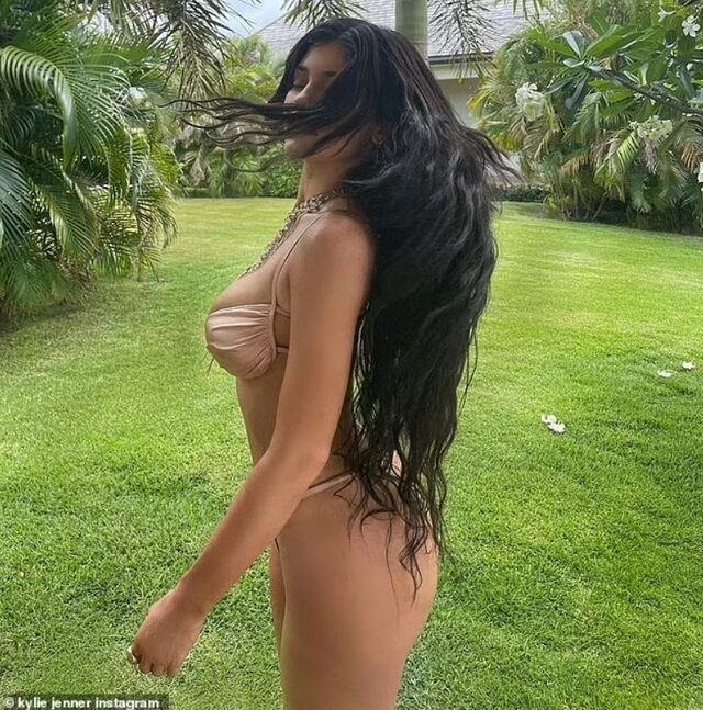 Kylie Jenner Daracık Bikinisiyle Yeni Sezona İddialı Bir Giriş Yaptı - Resim: 3