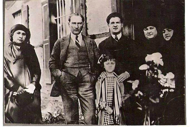 19 Mayıs 1919'da Atatürk'ün Son Kez Gördüğü Annesi ve Kız Kardeşiyle Hüzün Dolu Vedalaşması - Resim: 4