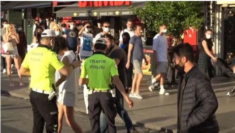 Taksim'de Faslı Kadın Çırılçıplak Soyundu! Vatandaş Şoka Girdi - Resim: 3