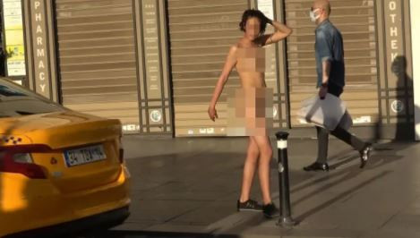 Taksim'de Faslı Kadın Çırılçıplak Soyundu! Vatandaş Şoka Girdi - Resim: 4