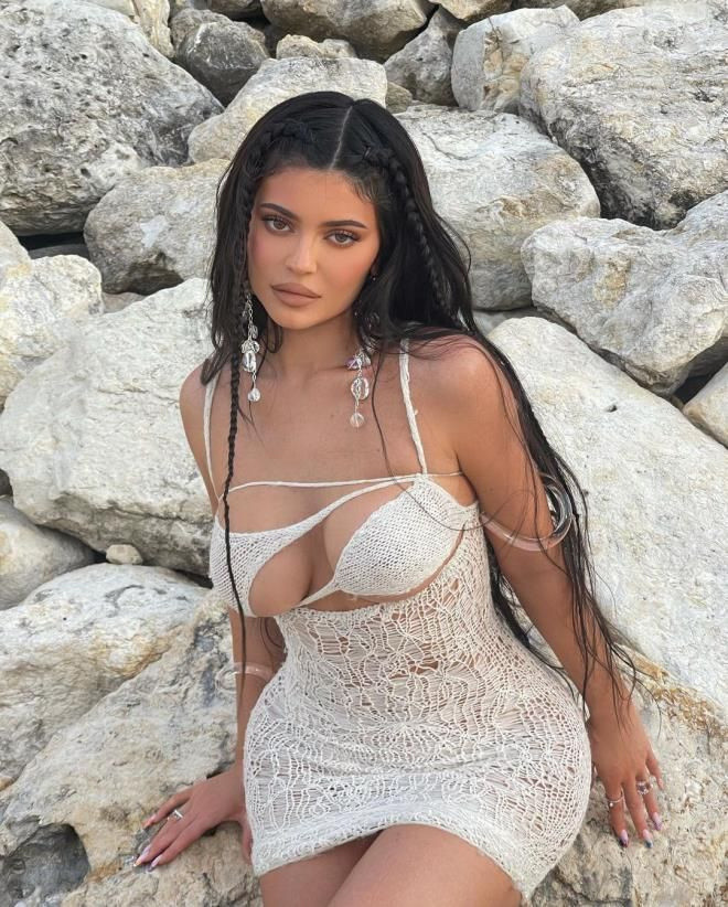 Kylie Jenner Yeni Plaj Elbisesiyle Ortalığı Ateşe Verdi - Resim: 4