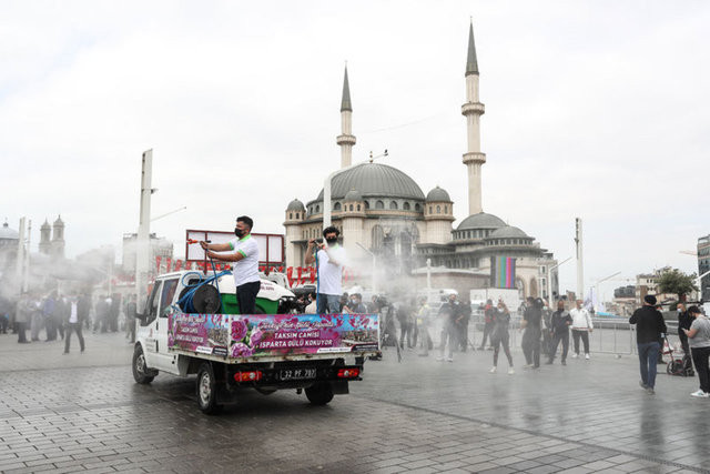 Taksim Camii İbadete Açıldı - Resim: 3