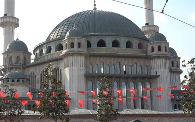 Taksim Camii Açılışında Lebaleb Görüntüler Gündem Oldu - Resim: 2