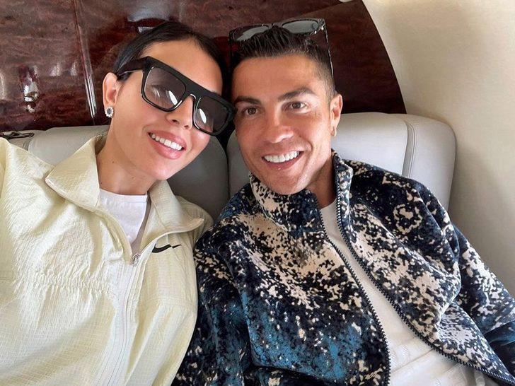 Cristiano Ronaldo ve Georgina Rodriguez'den Özel Uçakta Yatak Pozu - Resim: 1