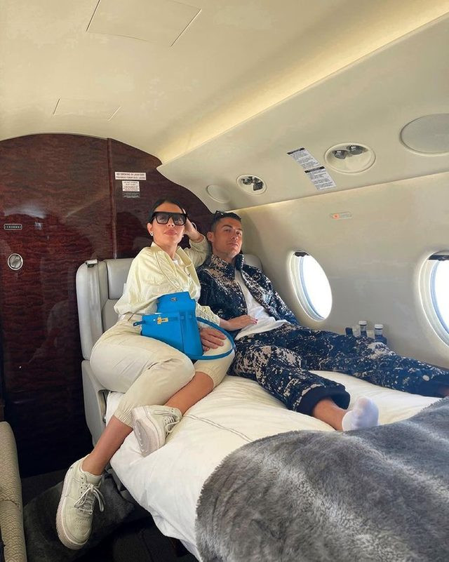Cristiano Ronaldo ve Georgina Rodriguez'den Özel Uçakta Yatak Pozu - Resim: 2
