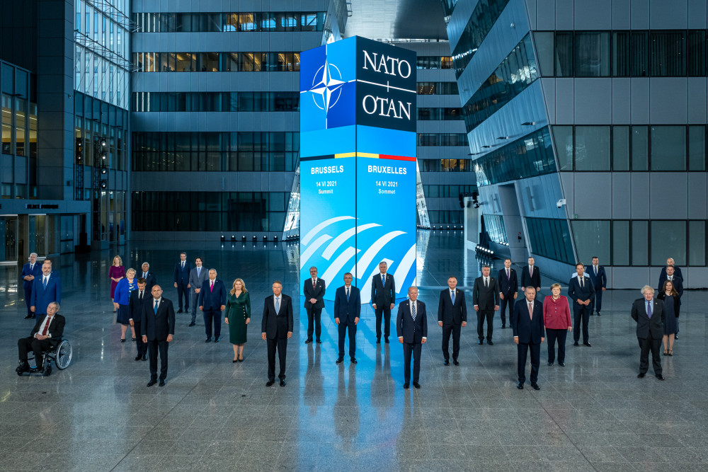 NATO Zirvesinde 30 Liderli Aile Fotoğrafı - Resim: 4