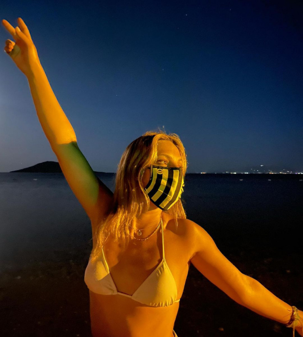 Nilay Deniz Fenerbahçe Aşkını Göstermek İçin İpli Bikiniyle Sokağa Çıktı - Resim: 3