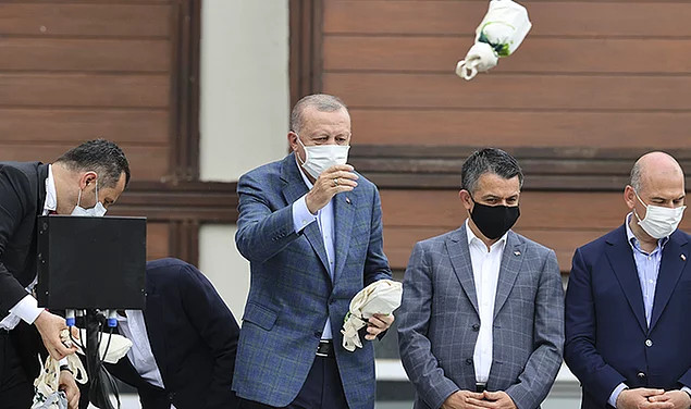 Sel Felaketinin Yaşandığı Rize'de Çay Dağıtan Erdoğan'a Muhalefetten Tepki: Akıl Tutulması - Resim: 2