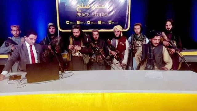 Afganistan Televizyonunda Tarihi Anlar: Taliban Elinde Silahla Yayına Çıktı - Resim: 4