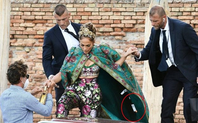 Jennifer Lopez Kıyafetinden Etiketi Çıkarmayı Unuttu! - Resim: 2