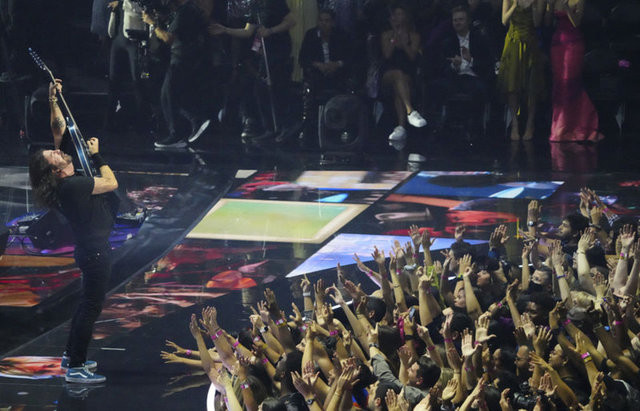 MTV Video Müzik Ödülleri'nin Kırmızı Halısında Dekolte Yarışı! - Resim: 1