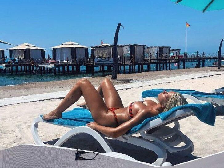 Jelena Karleusa’dan Pembe Bikinisiyle Olay Paylaşım! - Resim: 1