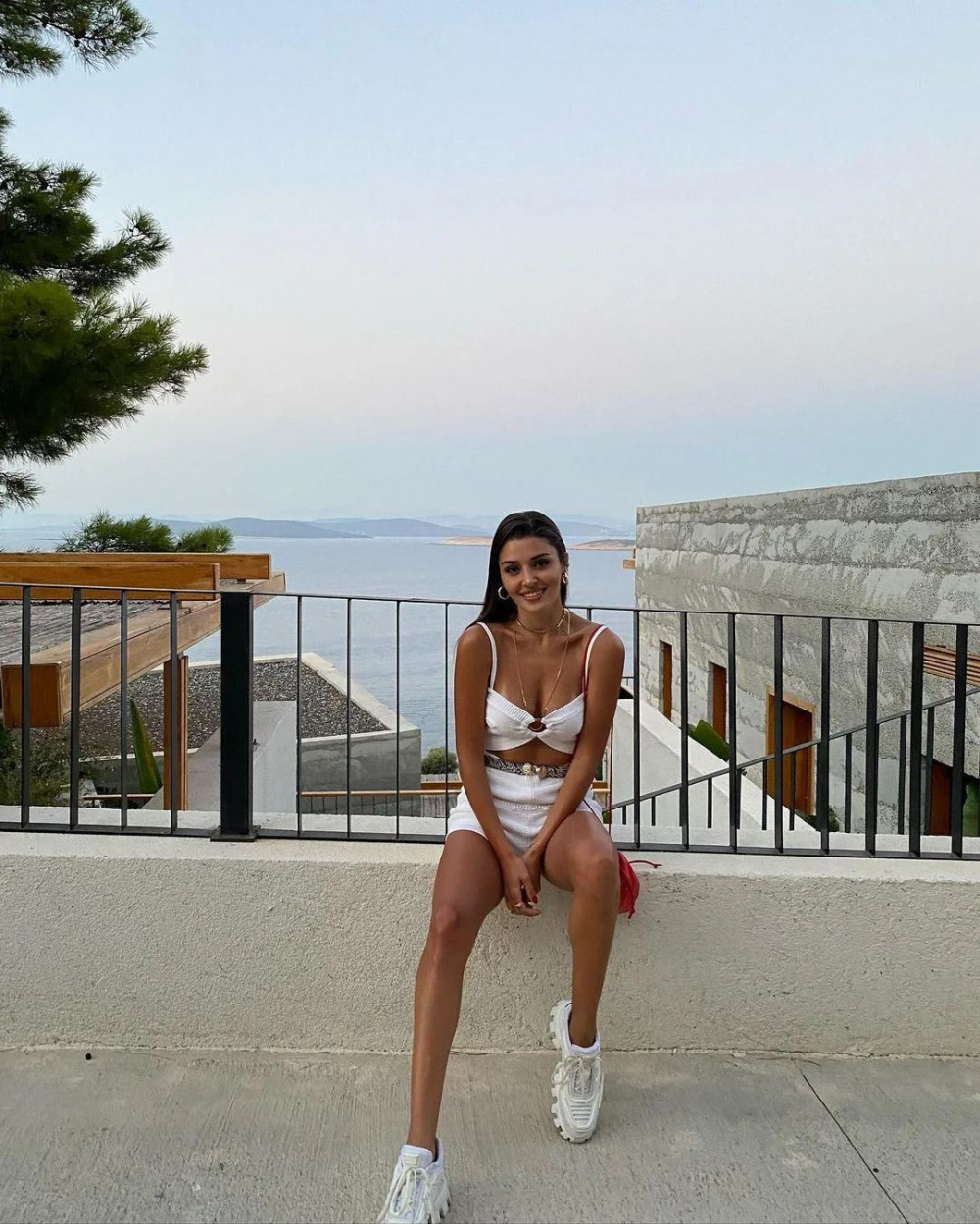 Hande Erçel, Dans Videosu ile Instagram'ı Salladı - Resim: 4