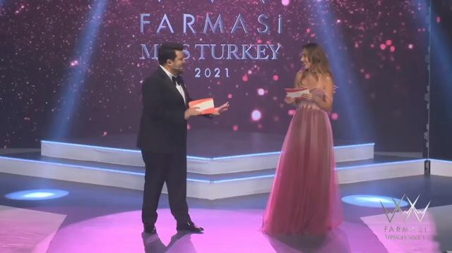 Miss Turkey 2021'de Berfu Yenenler'in Salona Kahkaha Attırdığı Anlar... - Resim: 1