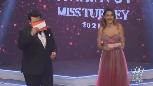 Miss Turkey 2021'de Berfu Yenenler'in Salona Kahkaha Attırdığı Anlar... - Resim: 2