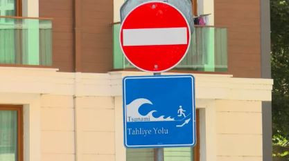 İBB'den Dikkat Çekici Uygulama: İstanbul'da Tsunamiden Kaçış Tabelaları - Resim: 1