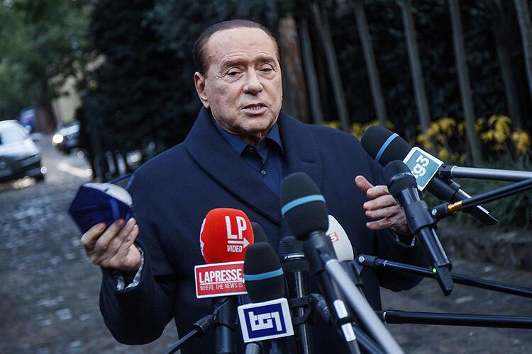 Berlusconi 53 Yaş Küçük Sevgilisiyle Manşetlerde - Resim: 1