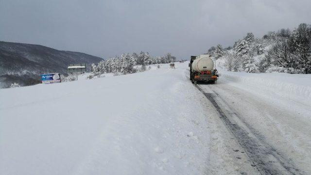 Anadolu Otoyolu Bolu Dağı Tüneli'nde Tırlar Yolda Kaldı Yol Kapandı - Resim: 1