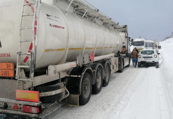 Anadolu Otoyolu Bolu Dağı Tüneli'nde Tırlar Yolda Kaldı Yol Kapandı - Resim: 2