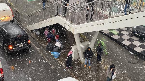 İstanbul'da Lapa Lapa Yağan Kar Trafiği Kiltledi - Resim: 1