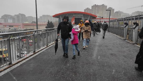 İstanbul'da Lapa Lapa Yağan Kar Trafiği Kiltledi - Resim: 4