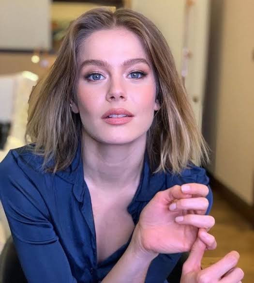 Burcu Biricik'in Kar Heyecanı: Elektrik Direğine Tırmandı! - Resim: 2