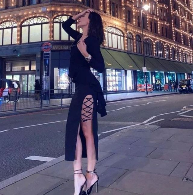 Tuvana Türkay'ın Derin Yırtmaçlı Londra Pozu Nefes Kesti - Resim: 4