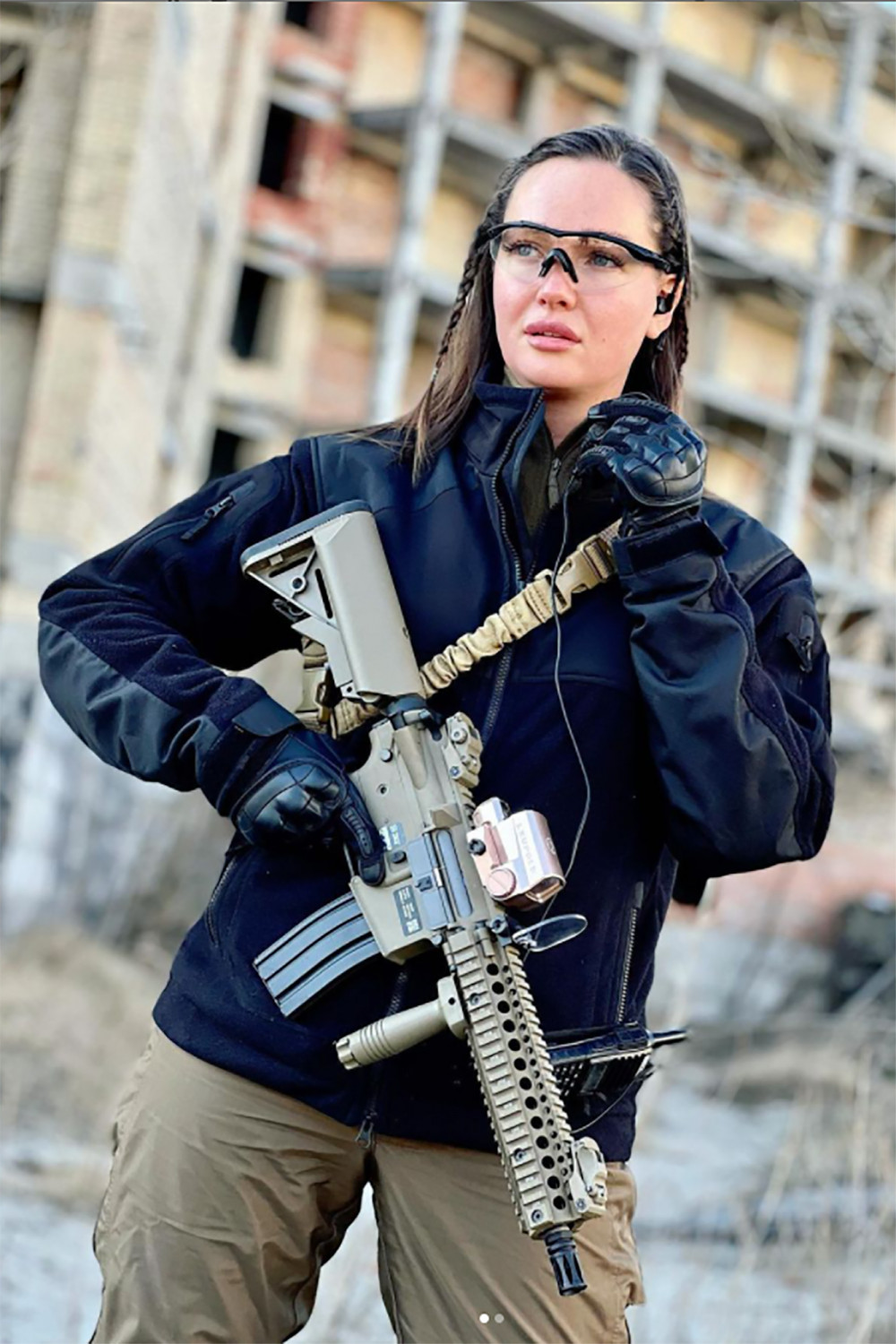 Ukrayna Güzeli Anastasia Lenna Silah Kuşanıp Ruslara Meydan Okudu - Resim: 3