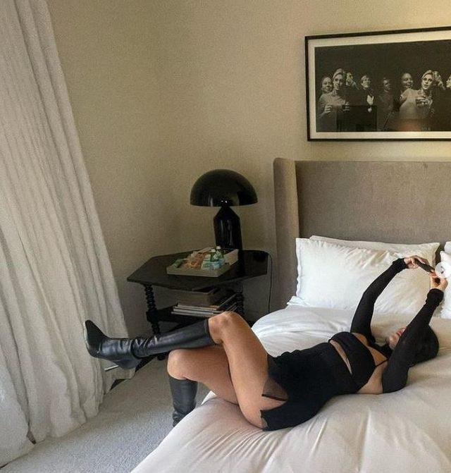 Kourtney Kardashian Süper Minisiyle Yatağa Uzanıp Poz Verdi - Resim: 4