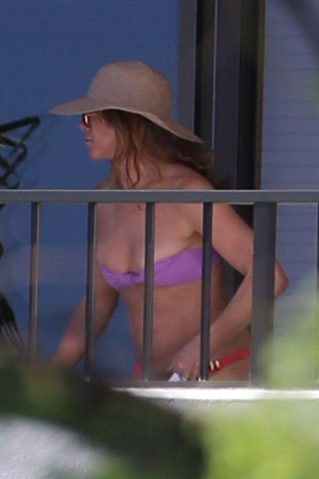 52 Yaşındaki Jennifer Aniston Daracık Bikinisiyle Şov Yaptı - Resim: 2