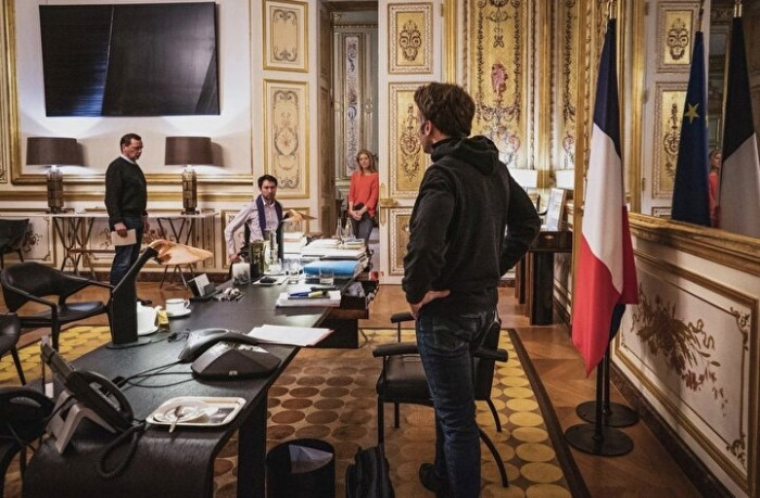 Macron Zelenski'yi Mi Taklit Ediyor! Saraydaki Fotoğrafları Alay Konusu Oldu - Resim: 1