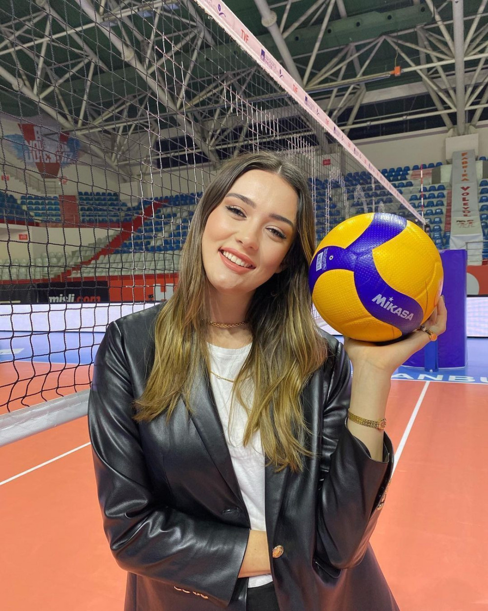 Milli Voleybolcu Zehra Güneş'in Sevgilisiyle Boy Farkı Çok Konuşuldu! - Resim: 3